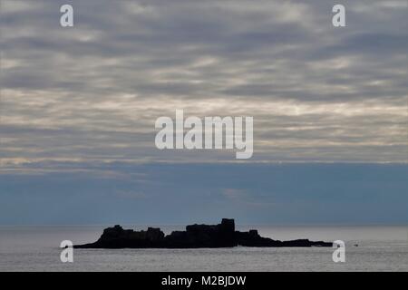 Costa rocciosa linea di West Cork, Irlanda prese sotto un nuvoloso cielo invernale finalmente la luce. Foto Stock