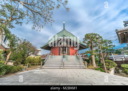 Kamakura, Giappone - 22 Novembre 2017 : Ebisu-fare Hall di Hongaku-ji il tempio dedicato alla divinità Ebisu di commercio e i pescatori, uno dei "hichifukujin' Foto Stock