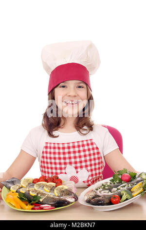 Felice bambina cucinare con la trota su piastra Foto Stock