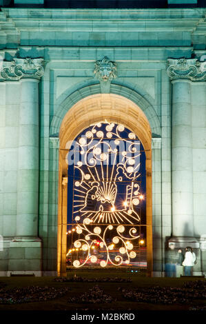 Puerta de Alcala a Natale, in particolare della scena della Natività, Vista notte. Madrid, Spagna. Foto Stock