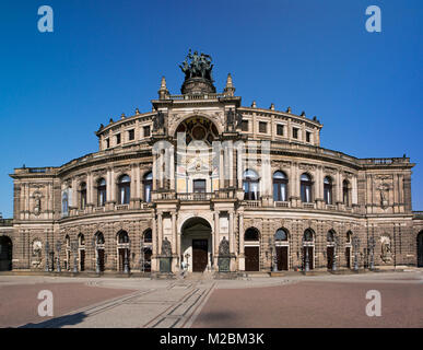 Semperoper opera house nel centro storico di Dresda. L'opera house risale al 1841.DRESDA, GERMANIA Foto Stock