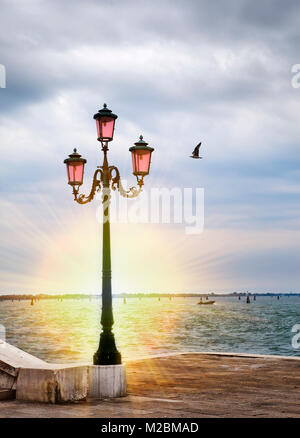 Viste romantiche con rosa antico lanterna di fronte al Basilika San Giorgio Maggiore a Venezia, Italia Foto Stock