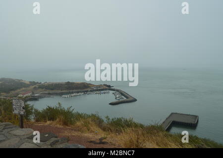 Cool vedute della Baia di San Francisco in un giorno nuvoloso. Vacanze viaggi Arquietectura Giugno 30, 2017. San Francisco. California USA EEUU Foto Stock