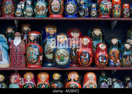 La Russia. San Pietroburgo. Babushkas, matrioska in vendita. Souvenir russo bambole di nidificazione. Foto Stock