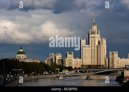 La Russia. Mosca. Fiume Moskva. Edificio. Architettura Stalinistic. Oggi appartments per nouveau riche. Barche sul fiume. Foto Stock