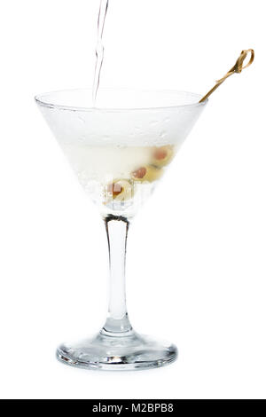 Appena spillata sporco vodka martini con le olive verdi servita su un bicchiere freddo isolato su uno sfondo bianco Foto Stock