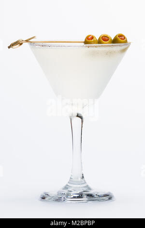 Appena spillata sporco vodka martini con le olive verdi servita su un bicchiere freddo isolato su uno sfondo bianco Foto Stock