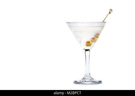 Appena spillata sporco vodka martini con le olive verdi servita su un bicchiere freddo isolato su uno sfondo bianco Foto Stock