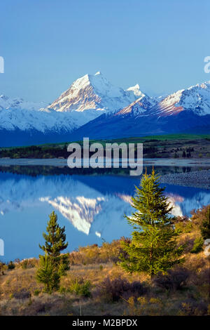 Nuova Zelanda, Isola del Sud, Lago Pukaki e sullo sfondo parco nazionale di Mount Cook. Unesco World Heritage Site. Foto Stock