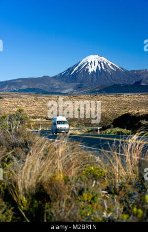 Nuova Zelanda, Isola del nord, Tongariro National Park, il Monte Ngauruhoe (2287metri). Camper sulla strada del deserto. Foto Stock