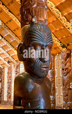 Nuova Zelanda, Isola del nord, Paihia, Bay of Islands, Waitangi riserva nazionale. Trattato House. Te Whare Runanga meeting house. Statua Maori. Foto Stock