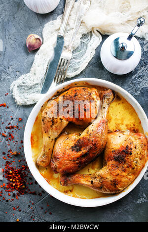 Cotte le cosce di pollo con sale e spezie su piastra Foto Stock