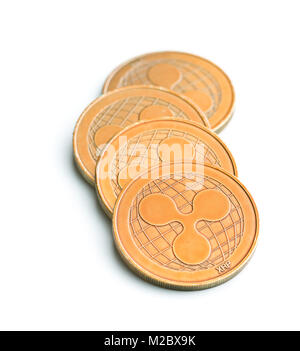 Golde ripple monete. Altcoins isolati su sfondo bianco. Foto Stock