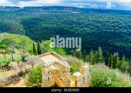 Resti della fortezza di Yehiam, da il crociato e periodo ottomano e il paesaggio di Yehiam Stream, nel western Galilea superiore, nel nord di Israele Foto Stock