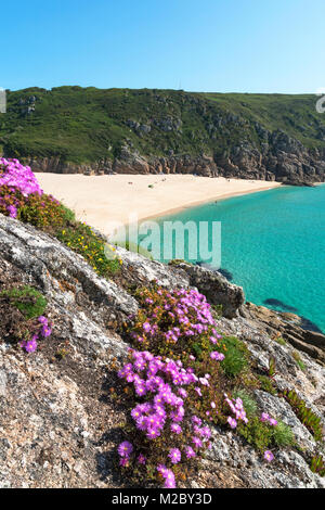 La baia isolata al porthcurno in Cornovaglia, Inghilterra, Regno Unito. Foto Stock