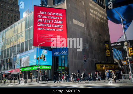 Un tabellone elettronico in Times Square a New York lunedì, 5 febbraio 2017 dal Comitato per la difesa del Presidente (precedentemente noto come fermare Hillary PAC) chastises media per non coprire l'inchiesta di Hillary Clinton la presunta campagna di finanziamento in materia di riciclaggio di denaro regime. La pubblicità utilizza il presidente del popolare espressione "fake news'. (Â© Richard B. Levine) Foto Stock