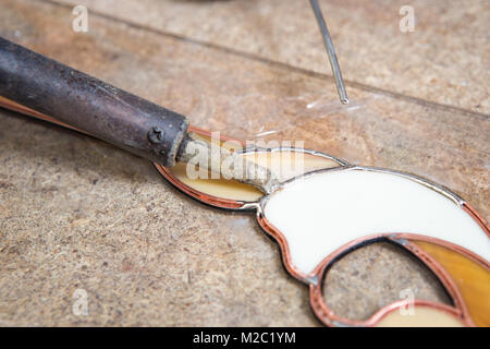 Il vetro macchiato maker lavora con colorati souvenir Foto Stock