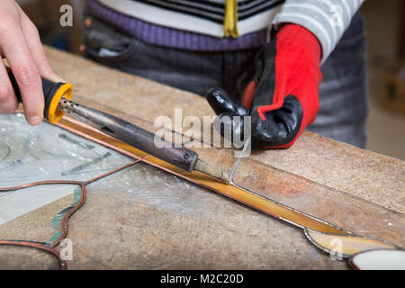 Il vetro macchiato maker lavora con colorati souvenir Foto Stock