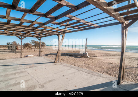 Pergola inutilizzato sulla spiaggia, Illa de buda Beach, il delta del fiume Ebro, Catalogna, Spagna Foto Stock