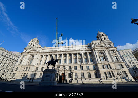 Vecchia guerra Edificio per uffici di Londra alla riqualificazione luxury hotel & residence dal gruppo Toureen per Raffles la catena del primo albergo nel Regno Unito. Costruzione Foto Stock