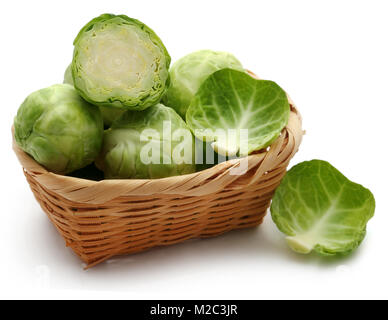 Rosenkohl o germoglio di Bruxelles in un cestello isolate su sfondo bianco Foto Stock