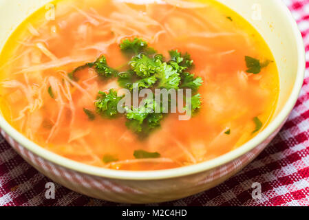 Borscht o russo rosso zuppa di verdure in vaso Foto Stock