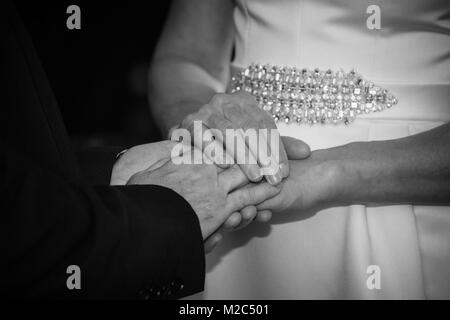 Sposa e lo sposo lo scambio di voti, tenendo le mani, metà sezione, close-up, in bianco e nero Foto Stock