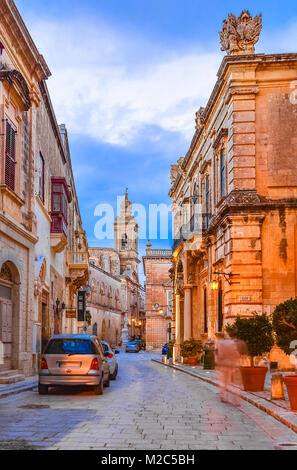 Victoria, Gozo, Malta: stradine della cittadella al tramonto. Foto Stock