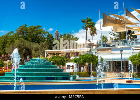 Fontana della piazza nei pressi di Ayia Napa monastero. Ayia Napa, Famagusta District, Cipro. Foto Stock