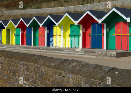 Pittoresca spiaggia di capanne affacciato sulla Baia di Whitmore, Barry Island, Wales, Regno Unito. Foto Stock