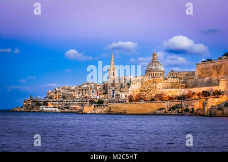 Porto di Marsamxett e Valletta, Malta: Scenic vista sull'acqua al tramonto Foto Stock