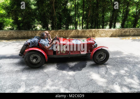 GOLA DEL FURLO, Italia - 19 Maggio: Alfa Romeo 8C 2600 MULETTO 1932una vecchia macchina da corsa nel rally Mille Miglia 2017 il famoso storico italiano della gara (1927-1 Foto Stock