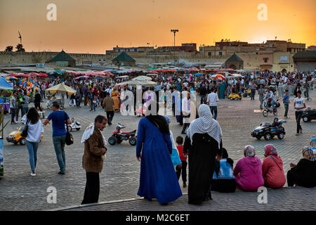 La gente sulla piazza Lahdim al tramonto, Meknes, Marocco, Africa Foto Stock