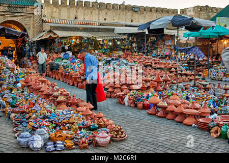 Prodotti in terracotta su Piazza Lahdim, Meknes, Marocco, Africa Foto Stock