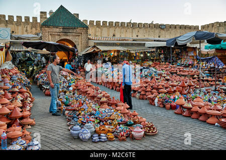 Prodotti in terracotta su Piazza Lahdim, Meknes, Marocco, Africa Foto Stock
