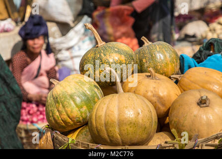 Zucche in vendita nel mercato, Shillong, Meghalaya, India Foto Stock