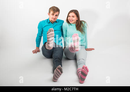 Coppia felice divertendosi e ingannare intorno a. Gioioso l uomo e la donna hanno il tempo di Nizza. Buon rapporto e il giorno di San Valentino del concetto. Foto Stock