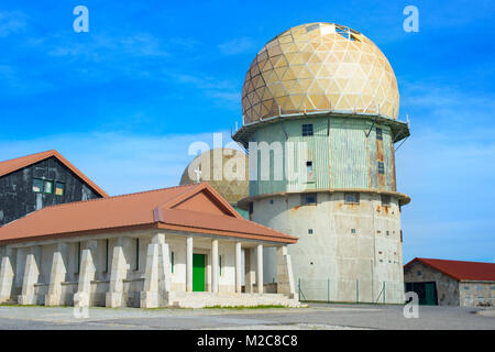 Vecchia stazione radar vicino al punto più alto della Serra da Estrela montagne. Famosa meta turistica. Portogallo Foto Stock