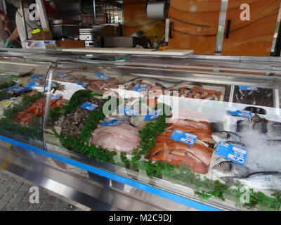 Frischen Fisch gibt es auf dem Wochenmarkt von Lazise am Gardasee / Lago di Garda / Italien / Italia / Italia Foto Stock