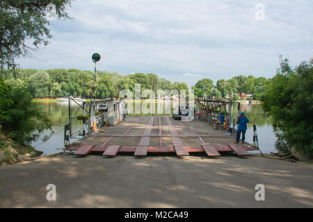 Vista del traghetto per auto attraverso il fiume Tisza a Tiszadorogma in Ungheria, Europa Foto Stock