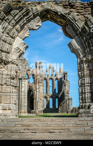 Archway telai struttura esterna di Whitby Abbey, Whitby, nello Yorkshire, Regno Unito Foto Stock