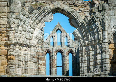 Archway telai struttura esterna di Whitby Abbey, Whitby, nello Yorkshire, Regno Unito Foto Stock