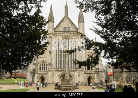 Norman e gotica Cattedrale di Winchester (Chiesa Cattedrale della Santissima Trinità e di San Pietro e di San Paolo e di St Swithun) in Winchester, Hampshire, Foto Stock