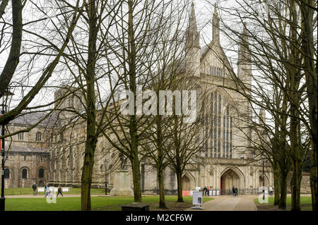 Norman e gotica Cattedrale di Winchester (Chiesa Cattedrale della Santissima Trinità e di San Pietro e di San Paolo e di St Swithun) in Winchester, Hampshire, Foto Stock