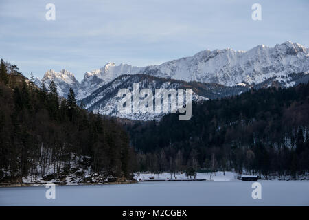 Lago alpino congelato nelle montagne dell'Austria con belle cime impostando lo sfondo Foto Stock