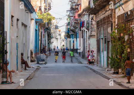 Una tipica scena di strada a l'Avana, Cuba. Foto Stock