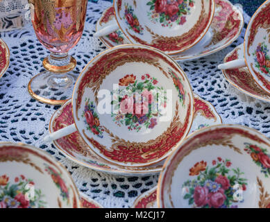 Porcellana tazze di caffè con decorazioni floreali Foto Stock