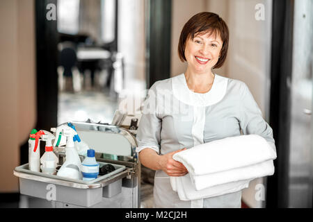 Cameriera nel corridoio dell'albergo Foto Stock