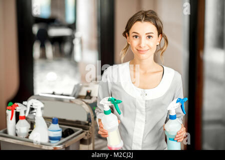 Cameriera nel corridoio dell'albergo Foto Stock