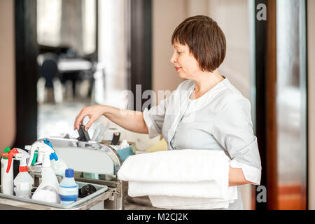 Cameriera nel corridoio dell'albergo Foto Stock